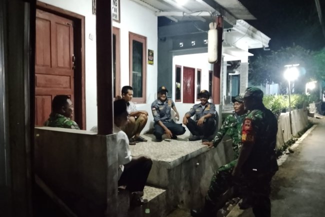 Babinsa Koramil 01 Banjarnegara Melaksanakan Patroli Siskampling Bersama Warga Cegah Gangguan Kamtibmas
