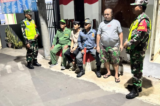 Anggota Koramil 02 Klampok Bersama Warga Dan Satlinmas  Melaksanakan Kegiatan Patroli Siskamling Diwilayah
