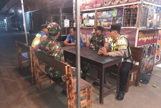 Patroli Kolaborasi Koramil 03 Wanadadi Dan Polsek Wanadadi Sambangi Warkop Cek Situasi Kamtibmas