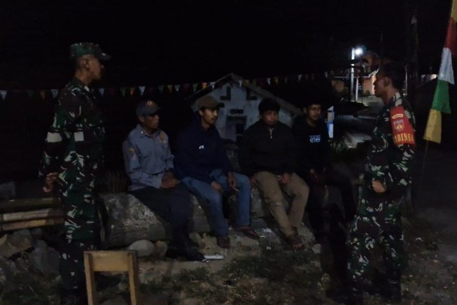 Babinsa Koramil 04 Karangkobar Melaksanakan Patroli Siskamling Bersama Linmas Dan Warga