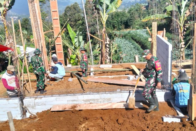 Babinsa Koramil 16 Pejawaran Melaksanakan Kerja Bakti Pembangunan Rumah Tidak Layak Huni