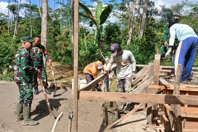 Anggota Koramil 17 Wanayasa melaksanakan Karya Bhakti bangun Jembatan Garuda di Desa Binaan