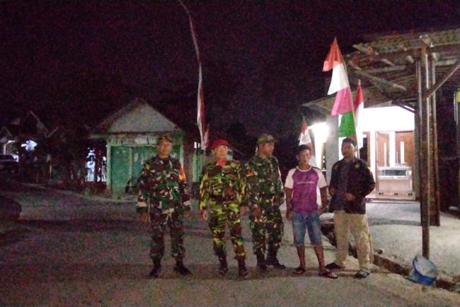 Babinsa dan Kokam Perkuat Siskamling di wilayah kecamatan Mandiraja