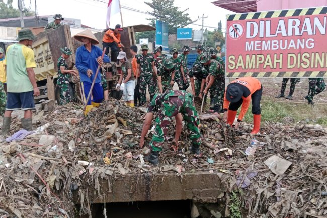 Koramil 02 Klampok Kerja bakti bersama Warga