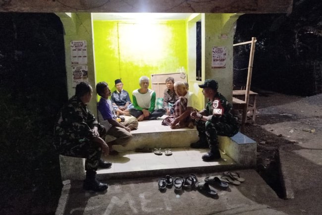 Jaga Kondusivitas Wilayah Babinsa  Siskampling Bersama Warga