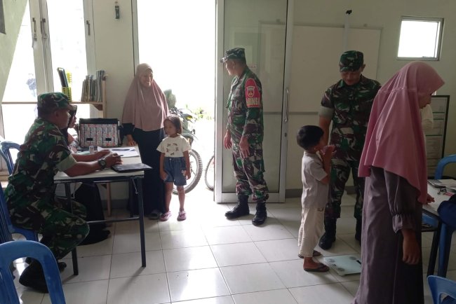 Babinsa Koramil 04/Karangkobar Bantu Bidan Desa Dampingi Giat Posyandu Balita