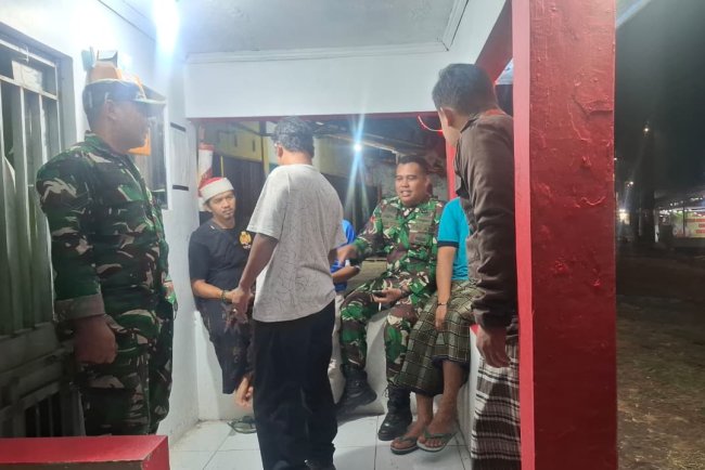 Babinsa Koramil 12 Sigaluh Patroli Siskamling Bersama Warga Cegah Gangguan Kamtibmas