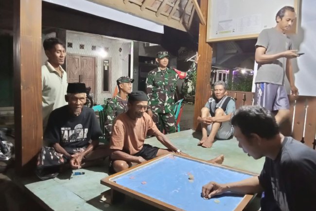 Babinsa Koramil 13 Banjarmangu Melaksanakan Patroli Rutin Sambangi Warga
