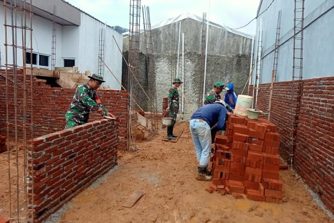 Danramil 06 kalibening bersama warga melaksanakan pendampingan kegiatan Rehabilitasi Rumah Tidak Layak Huni