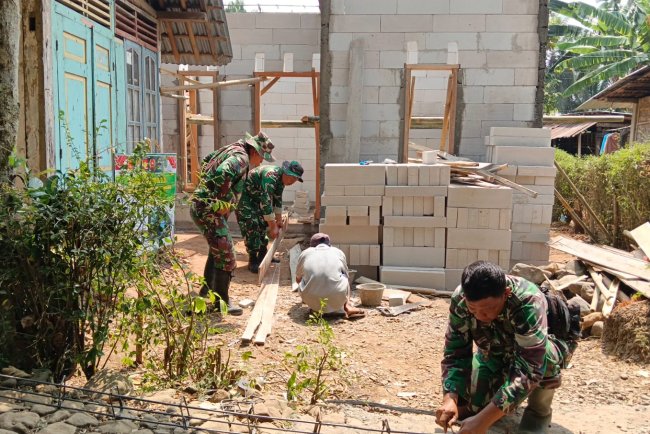 Babinsa Bersama Masyarakat Gotong Royong Dalam Program Rtlh