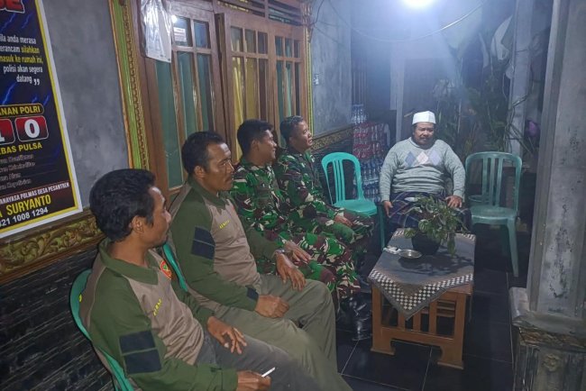 Menciptakan Keamanan Lingkungan Babinsa Koramil 17 Wanayasa melaksanakan Patroli Malam