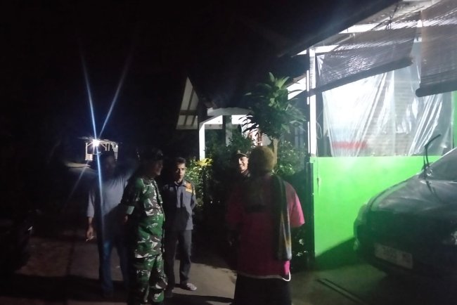 Membaur Bersama Masyarakat Babinsa Laksanakan Patroli Siskamling Guna Ciptakan Keamanan Lingkungan