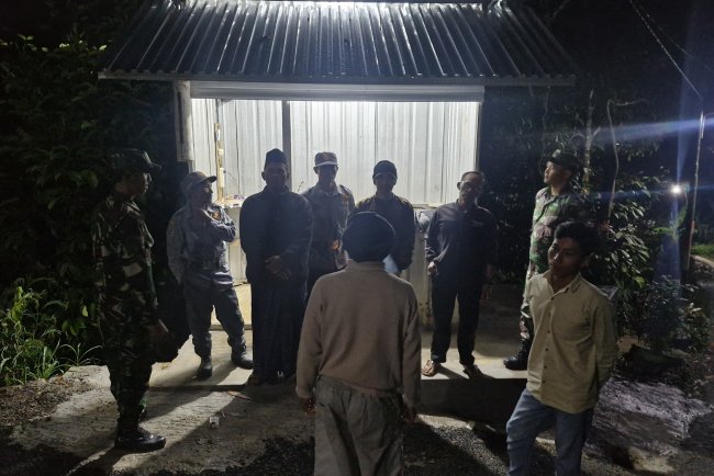 Babinsa Koramil 04 Karangkobar Melaksanakan Patroli Siskamling Bersama Linmas Dan Warga
