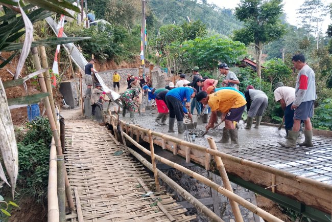 Jembatan Beton Sungai Mbawang Mulai Dicor Akses Warga Paweden Segera Terhubung