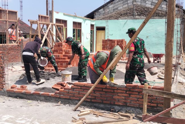 Babinsa Koramil 16/Pejawaran Bersama Masyarakat Kerja Bakti Pembangunan RTLH di Wilayah Binaan