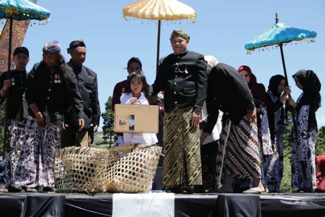 Dandim Banjarnegara Hadiri Prosesi Sakral Pemotongan Rambut Gimbal di Dieng Culture Festival 2026