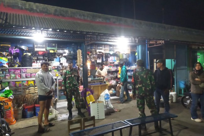 Patroli Malam Babinsa Sapa Warga Demi Ciptakan Rasa Aman