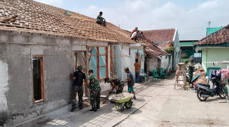 Koramil 08 Purwanegara Gotong Royong Renovasi RTLH di Purwonegoro