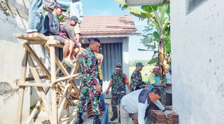 Serma Sagi Bahu-Membahu Bedah Rumah Warga di Desa Bandingan