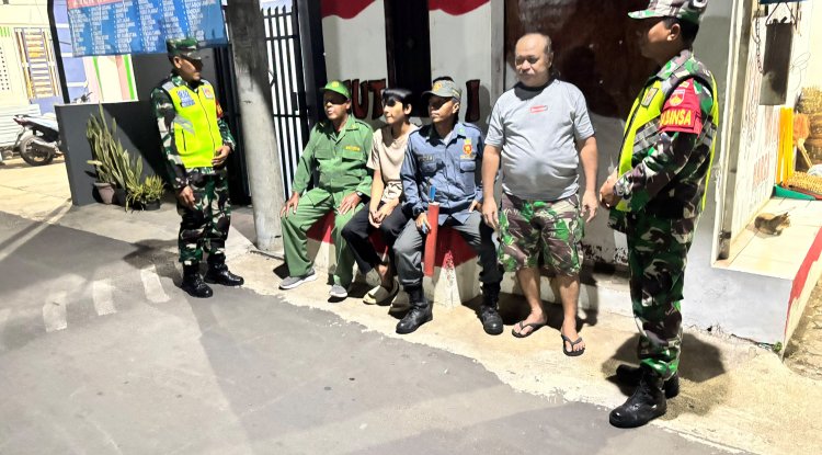 Anggota Koramil 02 Klampok Bersama Warga Dan Satlinmas  Melaksanakan Kegiatan Patroli Siskamling Diwilayah