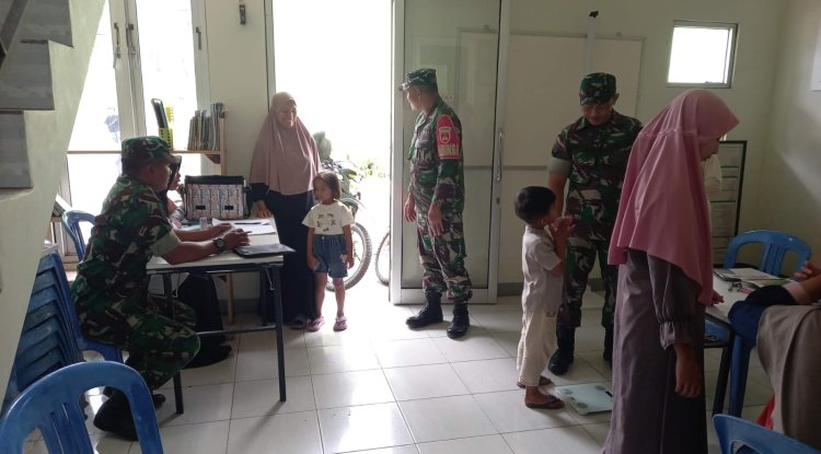 Babinsa Koramil 04/Karangkobar Bantu Bidan Desa Dampingi Giat Posyandu Balita