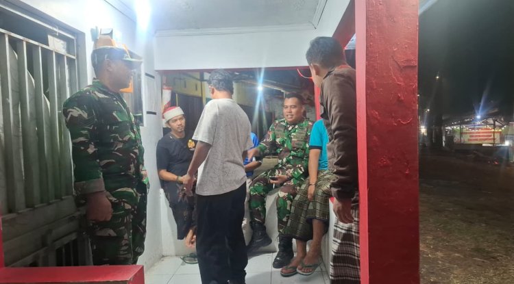 Babinsa Koramil 12 Sigaluh Patroli Siskamling Bersama Warga Cegah Gangguan Kamtibmas