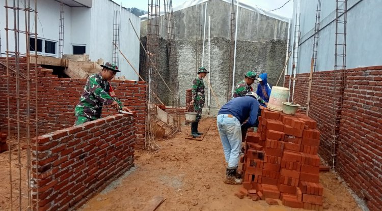 Danramil 06 kalibening bersama warga melaksanakan pendampingan kegiatan Rehabilitasi Rumah Tidak Layak Huni