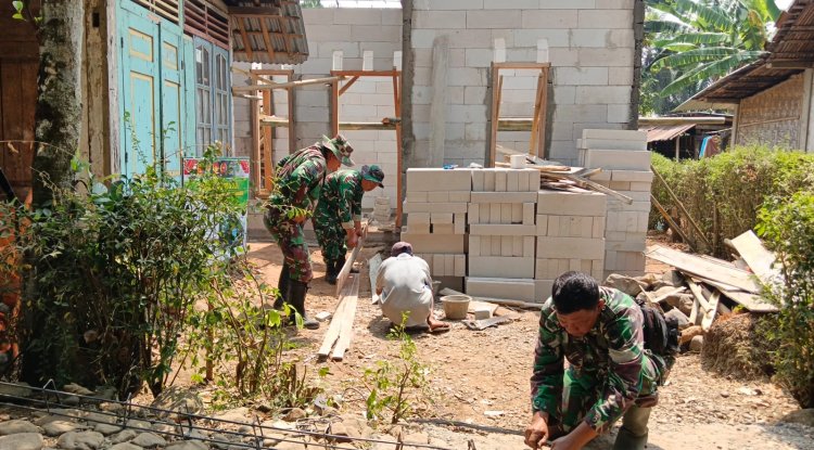 Babinsa Bersama Masyarakat Gotong Royong Dalam Program Rtlh