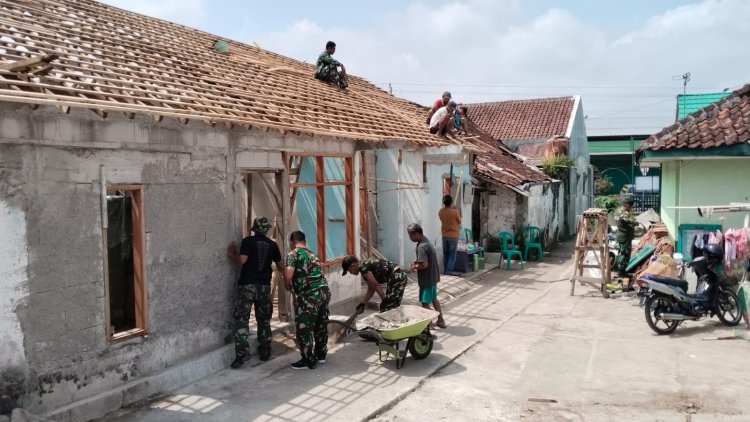 Koramil 08 Purwanegara Gotong Royong Renovasi RTLH di Purwonegoro