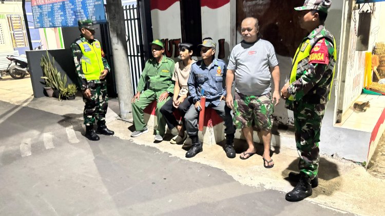 Anggota Koramil 02 Klampok Bersama Warga Dan Satlinmas  Melaksanakan Kegiatan Patroli Siskamling Diwilayah
