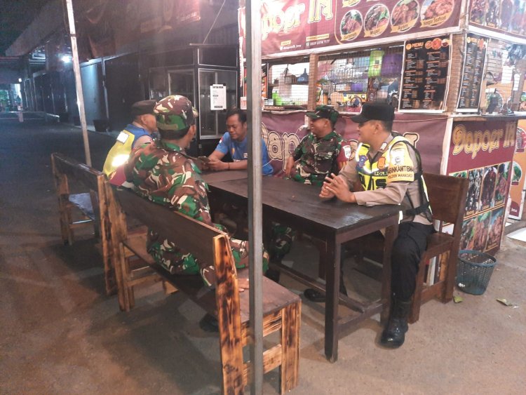 Patroli Kolaborasi Koramil 03 Wanadadi Dan Polsek Wanadadi Sambangi Warkop Cek Situasi Kamtibmas