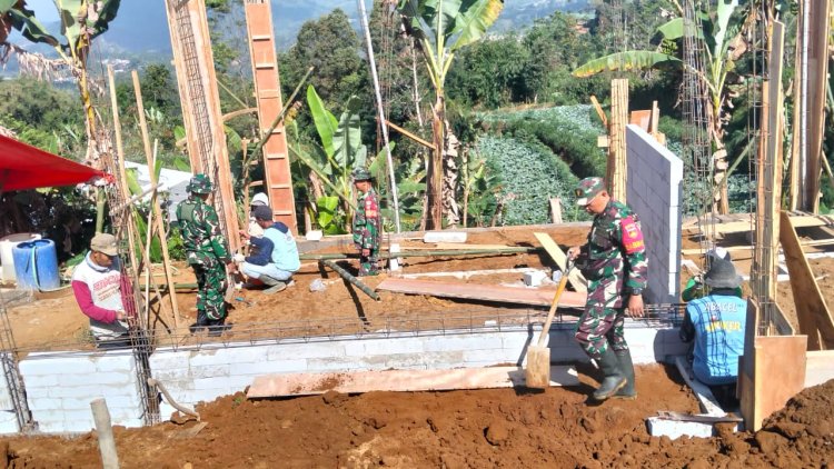 Babinsa Koramil 16 Pejawaran Melaksanakan Kerja Bakti Pembangunan Rumah Tidak Layak Huni