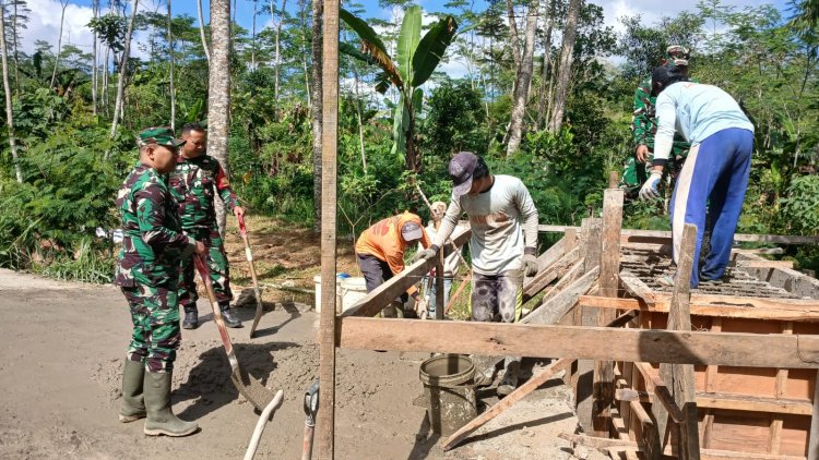 Anggota Koramil 17 Wanayasa melaksanakan Karya Bhakti bangun Jembatan Garuda di Desa Binaan