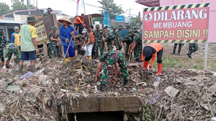 Koramil 02 Klampok Kerja bakti bersama Warga