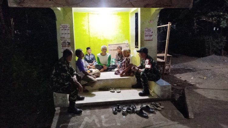 Jaga Kondusivitas Wilayah Babinsa  Siskampling Bersama Warga