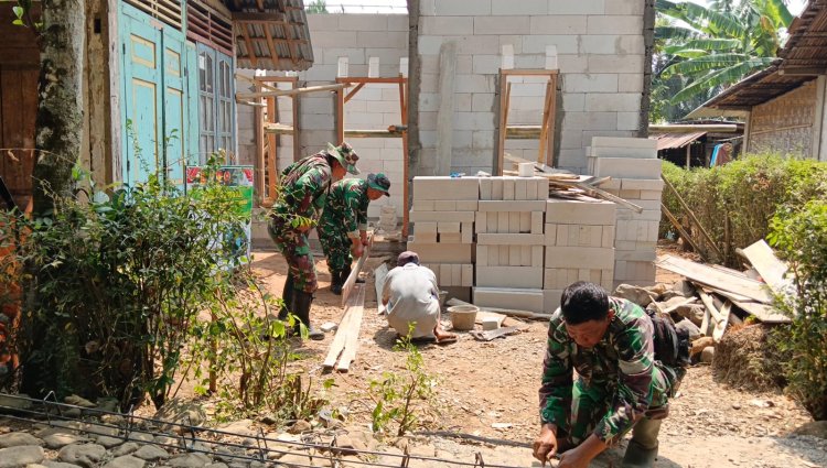 Babinsa Bersama Masyarakat Gotong Royong Dalam Program Rtlh