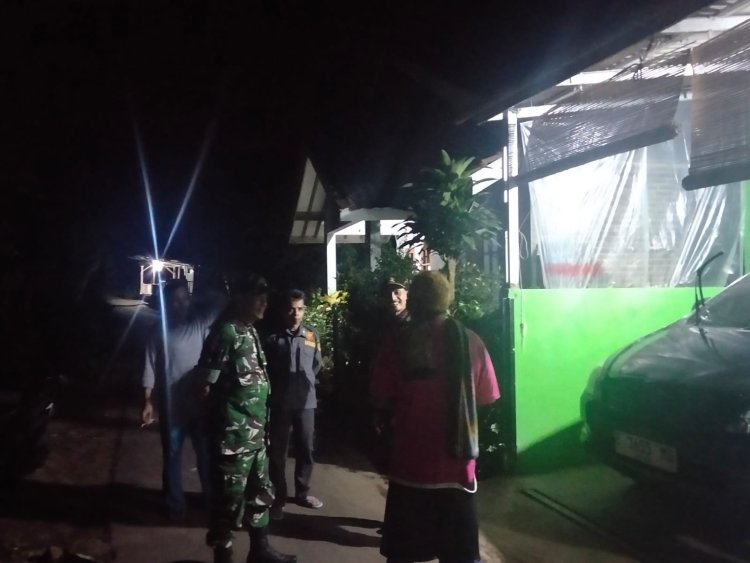 Membaur Bersama Masyarakat Babinsa Laksanakan Patroli Siskamling Guna Ciptakan Keamanan Lingkungan