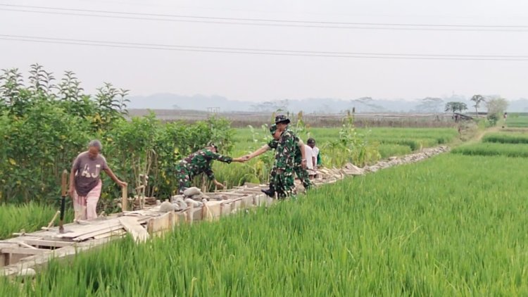 Hadapi Musim Kemarau Koramil 15 Rakit dan Poktan Ngudi Mulyo Perbaiki Irigasi Sawah