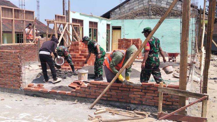 Babinsa Koramil 16/Pejawaran Bersama Masyarakat Kerja Bakti Pembangunan RTLH di Wilayah Binaan
