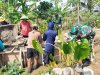 Hadapi Musim Kemarau Babinsa Koramil 15 Rakit dan Petani Adipasir Perbaiki Saluran Irigasi