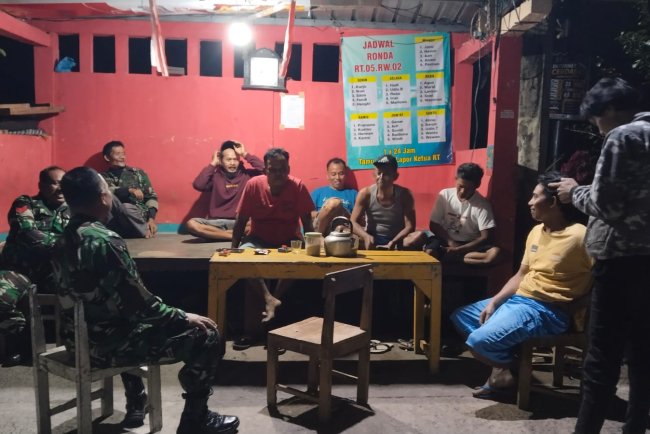 Babinsa Koramil 09 Susukan Sambangi Pos Kamling, Perkuat Keamanan dan Kebersamaan Warga