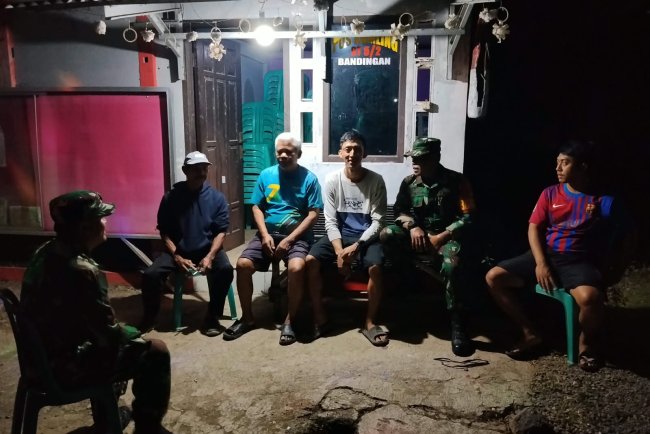 Babinsa Patroli Siskamling Bersama Warga Jaga Keamanan dan Ketertiban Lingkungan