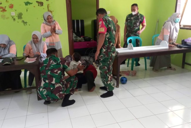 Babinsa Koramil 04 Karangkobar Dan Bindes Desa Kegiatan Posyandu Balita
