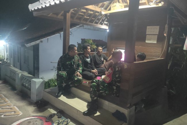 Babinsa Koramil 12 Sigaluh Patroli Siskamling Bersama Warga Cegah Gangguan Kamtibmas