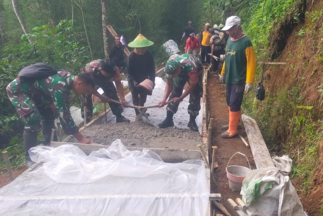 Danramil 06 Kalibening bersama warga melaksanakan pendampingan kegiatan pembuatan Jalan Usaha Tani