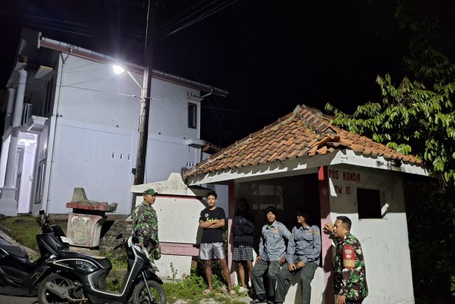 Babinsa Koramil 14 Madukara Laksanakan Patroli Siskamling Bersama Linmas