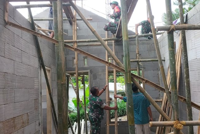 Koramil 11 Punggelan Gelar Karya Bakti Bedah Rumah Warga di Petuguran