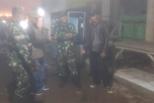 Ciptakan Keamanan Lingkungan Babinsa Koramil 17 Wanayasa melaksanakan Patroli Malam