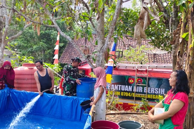 Ringankan Krisis Air Bersih Kodim 0704 Banjarnegara Salurkan 70 Ribu Liter Air ke Dua Wilayah