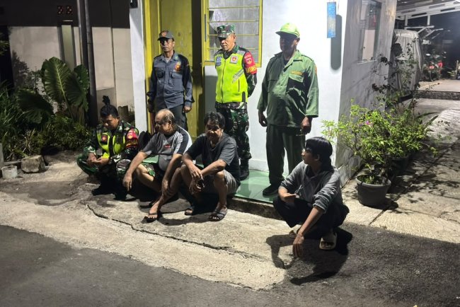 Babinsa Koramil 02 Klampok Bersama Satuan Linmas Dan Warga Masyarakat Dalam Kegiatan Siskamling